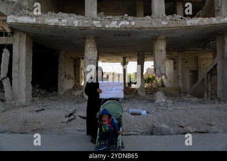 Descrizione: Una veglia è organizzata dai residenti della zona di al-Marj a Ghouta orientale, il primo giorno del lancio della campagna contro l'assedio di al-Ghouta imposto dal presidente al-Assad. La veglia e la campagna invitano la comunità internazionale a rompere l'assedio di al-Ghouta, parzialmente assediata dal regime siriano dal 2013 Foto Stock