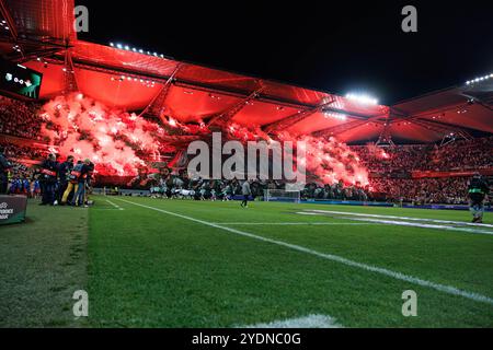 I tifosi del Legia hanno visto sparare fuochi pirotecnici durante la partita della UEFA Europa Conference League tra le squadre del Legia Warszawa e del Real Betis Balompie allo Stadion Miejski Legii Warszawa. Punteggio finale Legia Warszawa 1:0 Real Betis Balompie Foto Stock