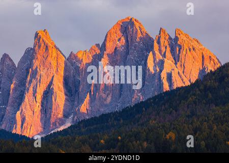 Una serata al tramonto con vista verso il gruppo dei Geisler, che prende il nome dal Geislerspitze, si trova tra la Valle di Villnöss e la Val Gardena in località P. Foto Stock