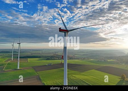 Windkraftraeder auf der Schwaebischen Alb bei Boehmenkirch. Windpark, Windrad, Windkraft, Windkraftrad. Ausbau der Windkraft. *** Turbine eoliche sulla Svevia vicino a Boehmenkirch Parco eolico, turbina eolica, energia eolica, turbina eolica, espansione della turbina eolica di energia eolica Foto Stock