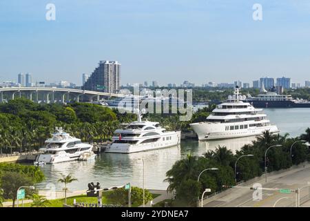 Miami, Florida, USA - 5 dicembre 2023: Tre super yacht di lusso ormeggiati a Miami. Foto Stock