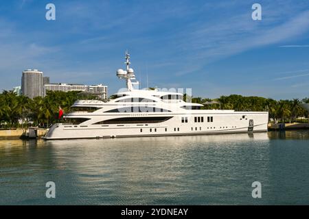 Miami, Florida, USA - 5 dicembre 2023: Vista laterale del lussuoso super yacht Soundwave ormeggiato a Miami. La nave fu costruita da Benetti in Italia. Foto Stock