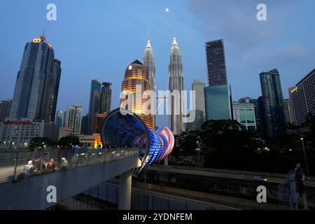 Kuala Lumpur, Malesia - 29 luglio 2023: Vista panoramica del ponte di Saloma e delle iconiche Torri Petronas, situate nel KLCC. Foto Stock