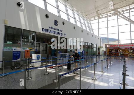 Hanoi, Vietnam - 26 luglio 2023: I passeggeri attraversano l'area aeroportuale delle partenze internazionali dell'Aeroporto Internazionale di noi Bai, HAN. Foto Stock