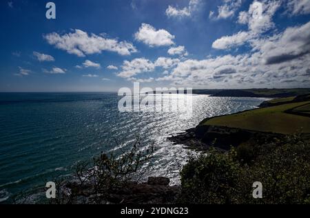 Scintillante sole su una distesa di acque blu di Mevagissey Bay vicino a Pentewan Sands, St Austell, Cornovaglia. Foto Stock