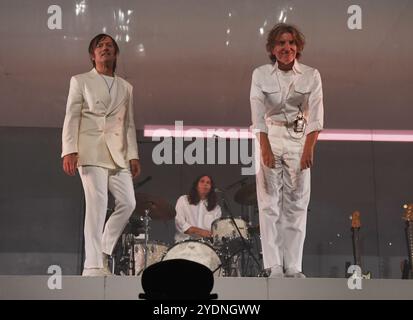 Miami Beach, Florida, Stati Uniti. 26 ottobre 2024. Air si esibisce durante il 25° anniversario del Moon Safari al Fillmore il 26 ottobre 2024 a Miami Beach, Florida. Crediti: Mpi04/Media Punch/Alamy Live News Foto Stock