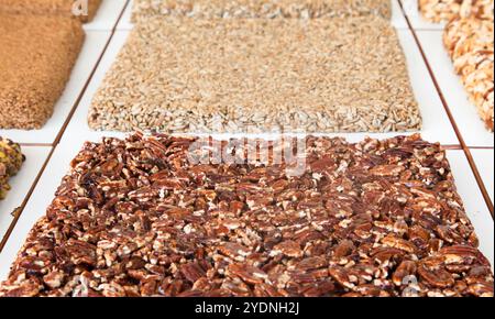 Sorbetti con noci al bancone del mercato alimentare locale estivo - vista ravvicinata. Dessert, cucina, dolce turco, cucina orientale e dolciaria Foto Stock