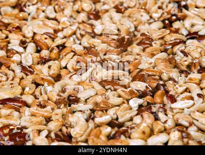 Sorbetti con noci al bancone del mercato alimentare locale estivo - vista ravvicinata. Dessert, cucina, dolce turco, cucina orientale e dolciaria Foto Stock