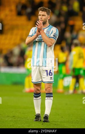 Jonathan Howson di Middlesbrough applaude i tifosi in trasferta dopo il match per lo Sky Bet Championship tra Norwich City e Middlesbrough a Carrow Road, Norwich, domenica 27 ottobre 2024. (Foto: David Watts | mi News) crediti: MI News & Sport /Alamy Live News Foto Stock