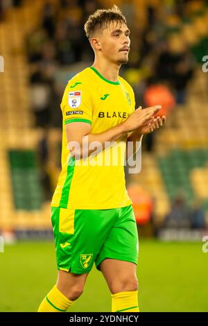 Callum Doyle di Norwich City applaude i tifosi di casa dopo il match per il titolo Sky Bet tra Norwich City e Middlesbrough a Carrow Road, Norwich, domenica 27 ottobre 2024. (Foto: David Watts | mi News) crediti: MI News & Sport /Alamy Live News Foto Stock