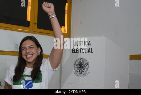 27 ottobre 2024, Natal, Rio grande do Norte, Brasile: Natal (rn), 10/27/2024 Ã¢â‚¬' Election/natal/rn Ã¢â‚¬' candidata natalia bonavides (pt), vota alla scuola statale winston churchil, questa domenica, 27 ottobre 2024. (Foto: JosÃƒ © Aldenir/Thenews2/Zumapress) (immagine di credito: © Jose Aldenir/TheNEWS2 via ZUMA Press Wire) SOLO PER USO EDITORIALE! Non per USO commerciale! Foto Stock