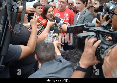 27 ottobre 2024, Natal, Rio grande do Norte, Brasile: Natal (rn), 10/27/2024 Ã¢â‚¬' Election/natal/rn Ã¢â‚¬' arrivo della candidata natalia bonavides (pt), vota alla scuola statale winston churchil, questa domenica, 27 ottobre 2024. (Foto: JosÃƒ © Aldenir/Thenews2/Zumapress) (immagine di credito: © Jose Aldenir/TheNEWS2 via ZUMA Press Wire) SOLO PER USO EDITORIALE! Non per USO commerciale! Foto Stock