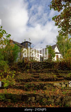 Il tradizionale cottage scozzese in pietra bianca di Wester Tullyneddie nascosto in una posizione privata vicino al Loch of Clunie vicino a Blairgowrie. Foto Stock