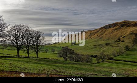 La linea delle colline di Sidlaw vicino a South Lochton e Abernyte con il sole che getta ombre attraverso la valle con Kings Seat sullo sfondo. Foto Stock