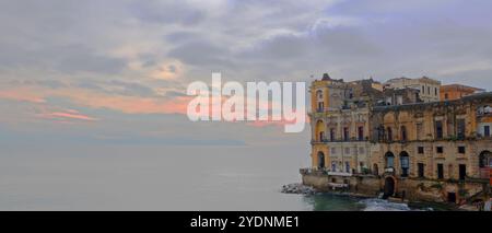 Vista panoramica e metafisica di Palazzo Donn'Anna a Posillipo Foto Stock