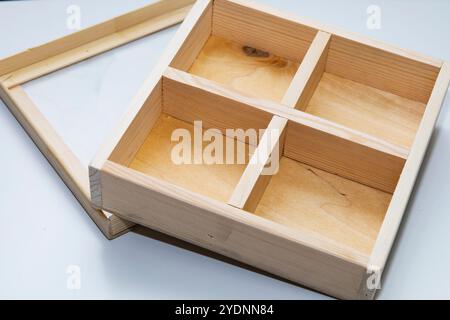 Si tratta di una scatola in legno splendidamente realizzata che dispone di quattro scomparti distinti per organizzare in modo ordinato gli oggetti, il tutto con un coperchio trasparente per la massima visibilità Foto Stock