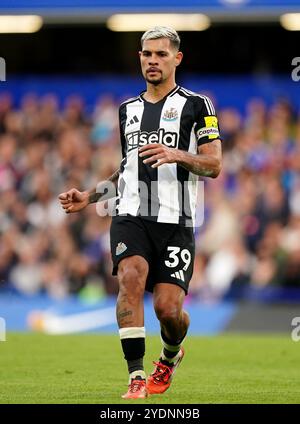 Bruno Guimaraes del Newcastle United durante la partita di Premier League allo Stamford Bridge di Londra. Data foto: Domenica 27 ottobre 2024. Foto Stock