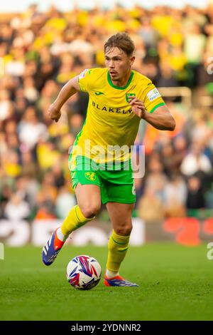 Callum Doyle di Norwich City sul pallone durante il match di campionato Sky Bet tra Norwich City e Middlesbrough a Carrow Road, Norwich, domenica 27 ottobre 2024. (Foto: David Watts | mi News) crediti: MI News & Sport /Alamy Live News Foto Stock