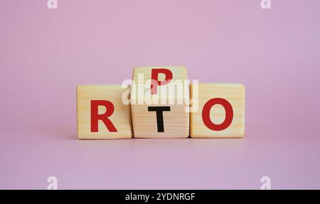 Simbolo RPO vs RTO. Cubi di legno con parole da RTO a RPO. Bellissimo sfondo rosa. concetto di business. Copia spazio Foto Stock