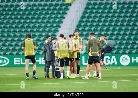 Elche, Spagna. 27 ottobre 2024. ELCHE, SPAGNA - OTTOBRE 27: I giocatori del Burgos CF si scaldano prima del LaLiga Hypermotion match tra Elche CF e Burgos CF all'Estadio Manuel Martinez Valero il 27 ottobre 2024 a Elche, Spagna. (Foto di Francisco Macia/Photo Players Images/Magara Press) crediti: Magara Press SL/Alamy Live News Foto Stock