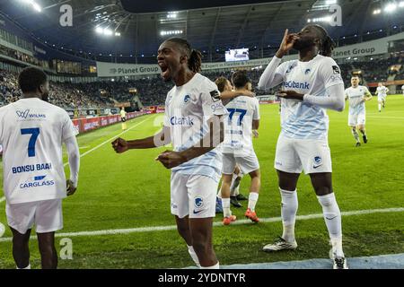 Gent, Belgio. 27 ottobre 2024. I giocatori di Genk festeggiano dopo aver segnato durante una partita di calcio tra KAA Gent e KRC Genk, domenica 27 ottobre 2024 a Gand, il giorno 12 della stagione 2024-2025 della prima divisione del campionato belga "Jupiler Pro League". BELGA FOTO DAVID PINTENS credito: Belga News Agency/Alamy Live News Foto Stock