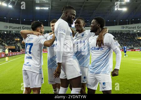 Gent, Belgio. 27 ottobre 2024. I giocatori di Genk festeggiano dopo aver segnato durante una partita di calcio tra KAA Gent e KRC Genk, domenica 27 ottobre 2024 a Gand, il giorno 12 della stagione 2024-2025 della prima divisione del campionato belga "Jupiler Pro League". BELGA FOTO DAVID PINTENS credito: Belga News Agency/Alamy Live News Foto Stock