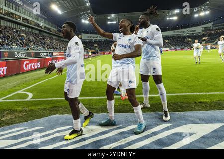 Gent, Belgio. 27 ottobre 2024. I giocatori di Genk festeggiano dopo aver segnato durante una partita di calcio tra KAA Gent e KRC Genk, domenica 27 ottobre 2024 a Gand, il giorno 12 della stagione 2024-2025 della prima divisione del campionato belga "Jupiler Pro League". BELGA FOTO DAVID PINTENS credito: Belga News Agency/Alamy Live News Foto Stock