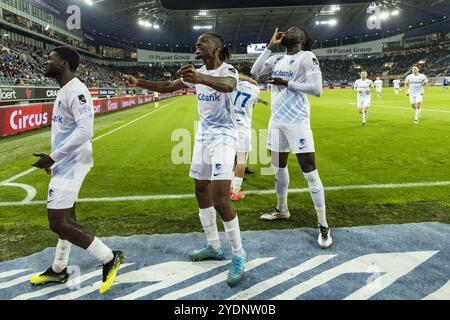 Gent, Belgio. 27 ottobre 2024. I giocatori di Genk festeggiano dopo aver segnato durante una partita di calcio tra KAA Gent e KRC Genk, domenica 27 ottobre 2024 a Gand, il giorno 12 della stagione 2024-2025 della prima divisione del campionato belga "Jupiler Pro League". BELGA FOTO DAVID PINTENS credito: Belga News Agency/Alamy Live News Foto Stock