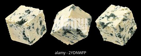 Cubetti di formaggio blu isolati su sfondo nero Foto Stock