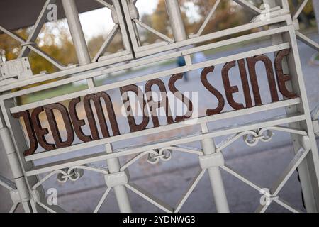 Weimar, Germania. 26 ottobre 2024. Le parole ''˜Jedem Das Seine', che significa ''˜a ciascuno il suo', sono impresse su una porta di metallo all'ingresso principale dell'ex campo di concentramento di Buchenwald. Migliaia di ebrei e altri prigionieri sono morti in condizioni terribili al campo di Buchenwald durante la seconda guerra mondiale (Credit Image: © Vasily Krestyaninov/SOPA Images via ZUMA Press Wire) SOLO USO EDITORIALE! Non per USO commerciale! Foto Stock