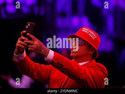 New York, Stati Uniti. 27 ottobre 2024. I sostenitori arrivano prima che il presidente Donald J. Trump tenga una manifestazione al Madison Square Garden di New York, domenica 27 ottobre 2024. Foto di John Angelillo/UPI credito: UPI/Alamy Live News Foto Stock