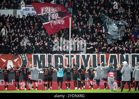 Herning, Danimarca. 27 ottobre 2024. I giocatori del Midtjylland celebrano la vittoria con i loro fan dopo la partita di super campionato tra FC Midtjylland e AGF alla MCH Arena di domenica 27 ottobre 2024. (Foto: Bo Amstrup /Ritzau Scanpix) credito: Ritzau/Alamy Live News Foto Stock