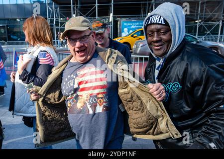 New York, New York, Stati Uniti. 27 ottobre 2024. Folle di sostenitori di Donald Trump, molti con berretti e camicie marchiati MAGA o Trump, si riuniscono fuori dal Madison Square Garden prima di un raduno serale. Crediti: Ed Lefkowicz/Alamy Live News Foto Stock