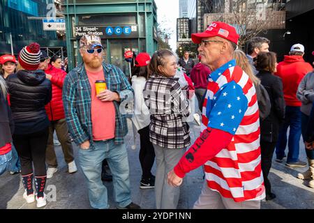 New York, New York, Stati Uniti. 27 ottobre 2024. Folle di sostenitori di Donald Trump, molti con berretti e camicie marchiati MAGA o Trump, si riuniscono fuori dal Madison Square Garden prima di un raduno serale. Crediti: Ed Lefkowicz/Alamy Live News Foto Stock