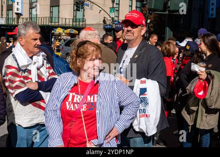 New York, New York, Stati Uniti. 27 ottobre 2024. Folle di sostenitori di Donald Trump, molti con berretti e camicie marchiati MAGA o Trump, si riuniscono fuori dal Madison Square Garden prima di un raduno serale. Crediti: Ed Lefkowicz/Alamy Live News Foto Stock