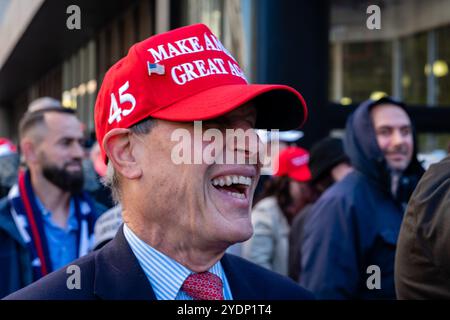 New York, New York, Stati Uniti. 27 ottobre 2024. Folle di sostenitori di Donald Trump, molti con berretti e camicie marchiati MAGA o Trump, si riuniscono fuori dal Madison Square Garden prima di un raduno serale. Crediti: Ed Lefkowicz/Alamy Live News Foto Stock
