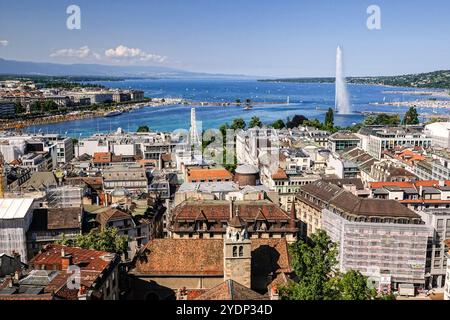 Vista del Jet d'Eau o della fontana la Rade e del centro città lungo il lago di Ginevra, a Ginevra, Svizzera. La fontana, originariamente creata nel 188 come valvola di sicurezza per la rete idraulica della città, è la fontana più alta del mondo. Foto Stock