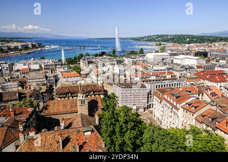 Vista del Jet d'Eau o della fontana la Rade e del centro città lungo il lago di Ginevra, a Ginevra, Svizzera. La fontana, originariamente creata nel 188 come valvola di sicurezza per la rete idraulica della città, è la fontana più alta del mondo. Foto Stock