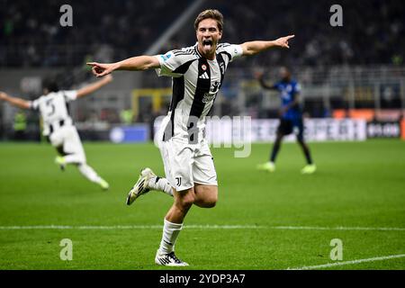 Milano, Italia. 27 ottobre 2024. Kenan Yildiz della Juventus FC festeggia dopo aver segnato il gol di 4-4 durante la partita di serie A tra FC Internazionale e Juventus FC. Milano, stadio Giuseppe Meazza, 27 ottobre 2024 crediti: Insidefoto di andrea staccioli/Alamy Live News Foto Stock