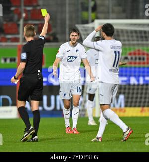 Nach Zweikampf, Aktion Anton Stach TSG 1899 Hoffenheim (16) gegen Marvin Pieringer 1. FC Heidenheim 1846 FCH (18) Trikotziehen Stossen zeigt Schiedsrichter arbitro Christian Dingert gelbe Karte gelb Verwarnung Florian Grillitsch TSG 1899 Hoffenheim (11) 1. FC Heidenheim vs. TSG 1899 Hoffenheim, Fussball, Bundesliga, Spieltag 8, Saison 2024/25, 27.10.2024 foto: Eibner-Pressefoto/Michael Weber Foto Stock