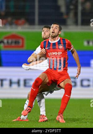 Zweikampf, Aktion Anton Stach TSG 1899 Hoffenheim (16) gegen Marvin Pieringer 1. FC Heidenheim 1846 FCH (18) Trikotziehen 1. FC Heidenheim vs. TSG 1899 Hoffenheim, Fussball, Bundesliga, Spieltag 8, Saison 2024/25, 27.10.2024 foto: Eibner-Pressefoto/Michael Weber Foto Stock