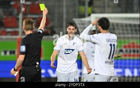 Nach Zweikampf, Aktion Anton Stach TSG 1899 Hoffenheim (16) gegen Marvin Pieringer 1. FC Heidenheim 1846 FCH (18) Trikotziehen Stossen zeigt Schiedsrichter arbitro Christian Dingert gelbe Karte gelb Verwarnung Florian Grillitsch TSG 1899 Hoffenheim (11) 1. FC Heidenheim vs. TSG 1899 Hoffenheim, Fussball, Bundesliga, Spieltag 8, Saison 2024/25, 27.10.2024 foto: Eibner-Pressefoto/Michael Weber Foto Stock