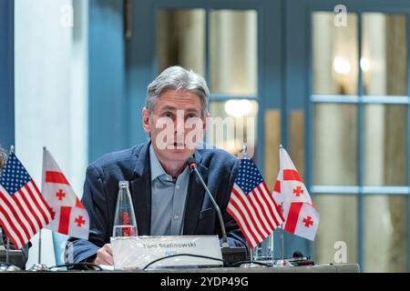 Tbilisi, Georgia. 27 ottobre 2024. Tom Malinowski parla al microfono mentre è seduto a un tavolo adornato da bandiere americane e georgiane. Durante una conferenza stampa a Tbilisi, Georgia, domenica 27 ottobre 2024, Malinowski ha commentato i risultati elettorali, sottolineando l'importanza dell'integrità democratica. (VX Photo/ Vudi Xhymshiti) crediti: VX Pictures/Alamy Live News Foto Stock