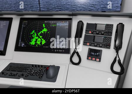 Schermo radar con indicazione di colore verde e sistema di comunicazione della nave sul ponte dei capitani della nave moderna. Sistema di simulazione della navigazione marina Foto Stock