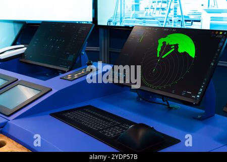 Pannello di controllo dell'imbarcazione con acceleratore motore e schermo radar, controlla le apparecchiature di ponte di un sistema di simulazione della navigazione marina Foto Stock