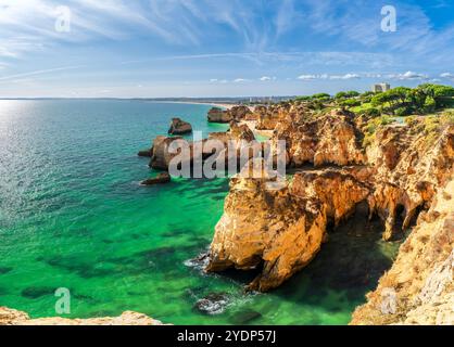 Incredibili formazioni carsiche a Praia dos Tres Irmaos, famosa località dell'Algarve, Portogallo Foto Stock