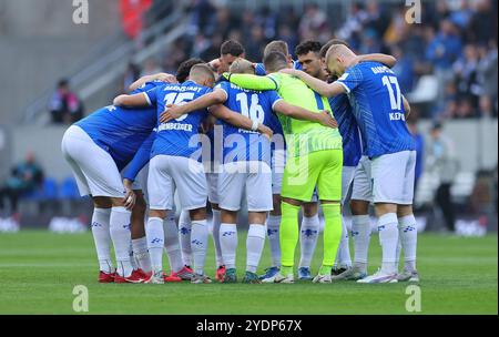 Darmstadt, Germania. 27 ottobre 2024. 27.10.2024, xdcx, Fussball 2. Bundesliga, SV Darmstadt 98 - SSV Ulm 1846, emonline, emspor, despor, v.l., LE NORMATIVE MANNSCHAFTSKREIS VOR DEM SPIEL DFL/DFB VIETANO QUALSIASI USO DI FOTOGRAFIE COME SEQUENZE DI IMMAGINI E/O QUASI-VIDEO. Credito: dpa/Alamy Live News Foto Stock