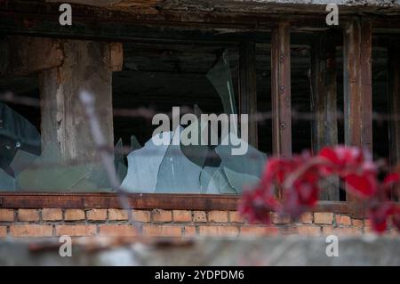 Abitazioni fatiscenti a Samara vetri rotti dalle finestre di un edificio abbandonato regione di Samara Samara Russia Copyright: XSvetlanaxVozmilovax Vozmi Foto Stock
