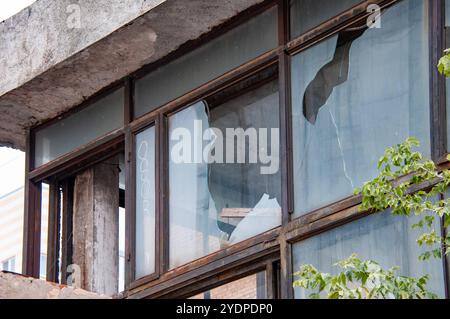Abitazioni fatiscenti a Samara vetri rotti dalle finestre di un edificio abbandonato regione di Samara Samara Russia Copyright: XSvetlanaxVozmilovax Vozmi Foto Stock