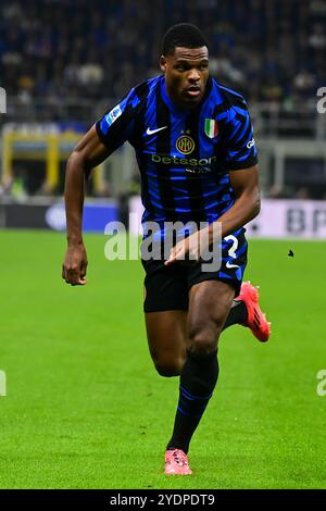 Denzel Dumfries, il difensore olandese #02 dell'Inter Milan, guarda durante la partita di calcio di serie A Inter Milan contro Juventus FC allo Stadio San Siro di Milano, Italia il 27 ottobre 2024 Credit: Piero Cruciatti/Alamy Live News Foto Stock